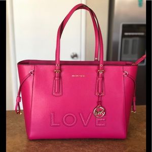 🆕 Authentic Michael Kors voyager large bag.